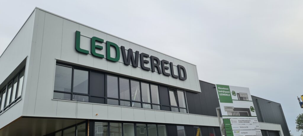 Doosletters met LED-verlichting op gevel